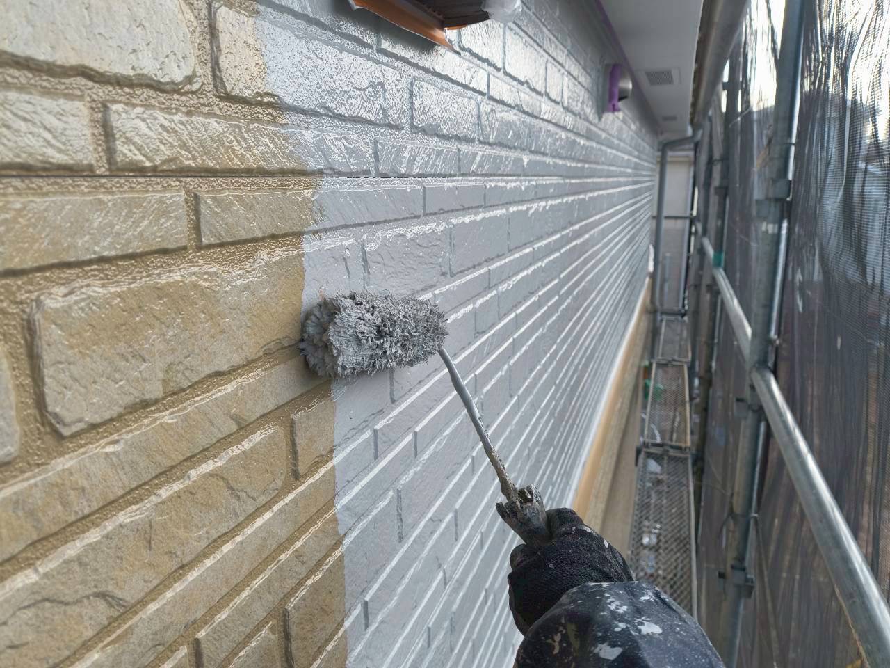 外壁塗装の上塗り1回目施工状況